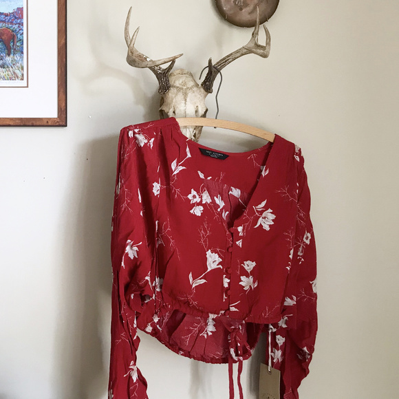 Knot Sisters Gomez Top in Scarlet Tulips Print - Picture 2 of 4